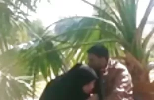 செக்ஸ் ஆபாச பொன்னிற ஒரு உறுப்பினர் மீது குதித்து ஒரு எண்ணெய் கழுதை நடுங்குகிறது