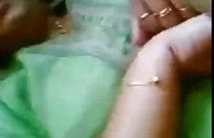 செக்ஸ் ஆபாச அந்தப் பெண் தன் காதலியில் இருந்து தன் காலில் நிறைய விந்தணுக்களை எடுத்துக்கொள்கிறாள்