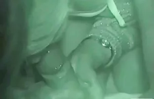 செக்ஸ் ஆபாச படுக்கையில் ஒரு பெண்ணைப் பிடிக்க முயற்சிக்கும் சங்கடமான மேதாவி