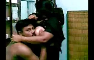 செக்ஸ் ஆபாச சமையலறையில் ஒரு விருந்துக்குப் பிறகு ஒரு கருப்பு பெண்ணை மச்சோ பதிவிட்டார்