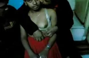 செக்ஸ் ஆபாச லேடி உள்ளாடை அணிந்து பக்கத்து பையனை கவர்ந்தாள்