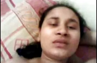 செக்ஸ் ஆபாச உள்ளாடைகள் மற்றும் பேன்டிஹோஸில் பிரகாசமான காதலி ஒரு உறுப்பினரை கால்கள் மற்றும் புண்டையுடன் இணைக்கிறார்