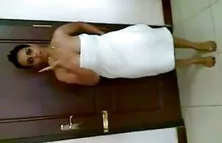 செக்ஸ் ஆபாச அழகான ஸ்ட்ரைப்பர் தனது நடனத்தால் காட்டு ஆசையைத் தூண்டினார்